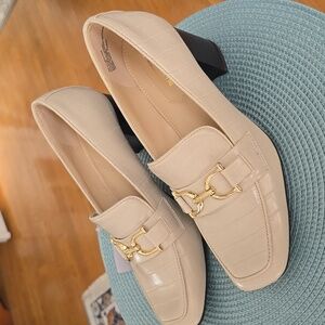 LIZ CLAIBORNE SIGNATURE WOMEN'S CREAM DRESS SHOES MEMORY FOAM SIZE 7